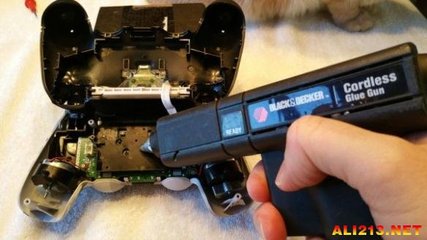 还怕手柄没电？国外玩家分享PS4手柄电池更换与电子配件维护指南